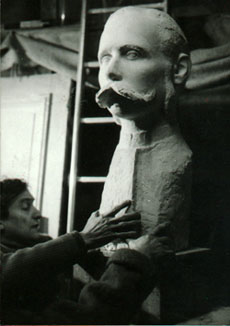 Janvier 1984, Pierre Lag�nie pr�parant le buste de Ludovic Trarieux en vue de son inauguration � Bordeaux